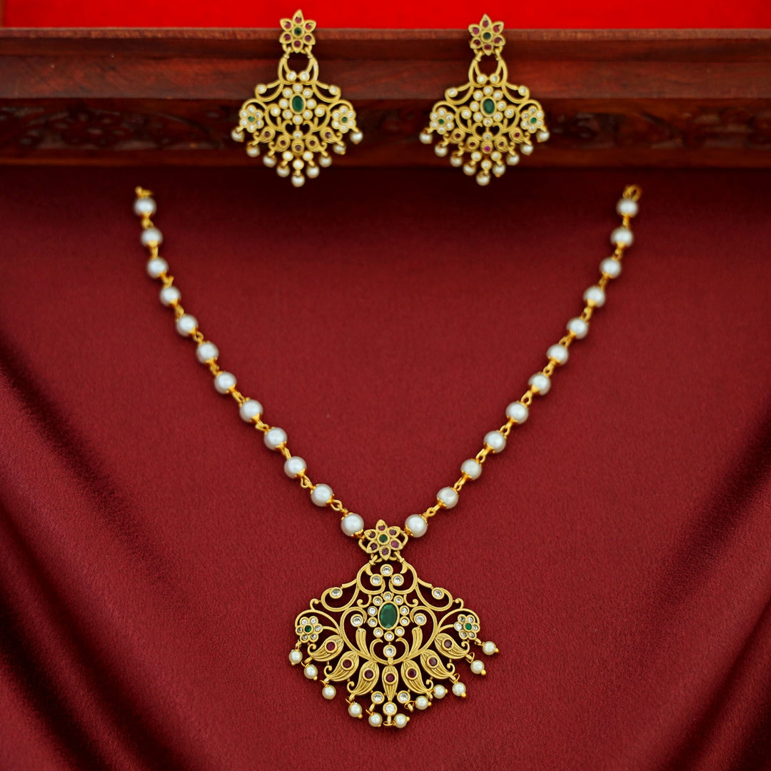 Kabini Pearl Flower Short Neckpiece With Earring