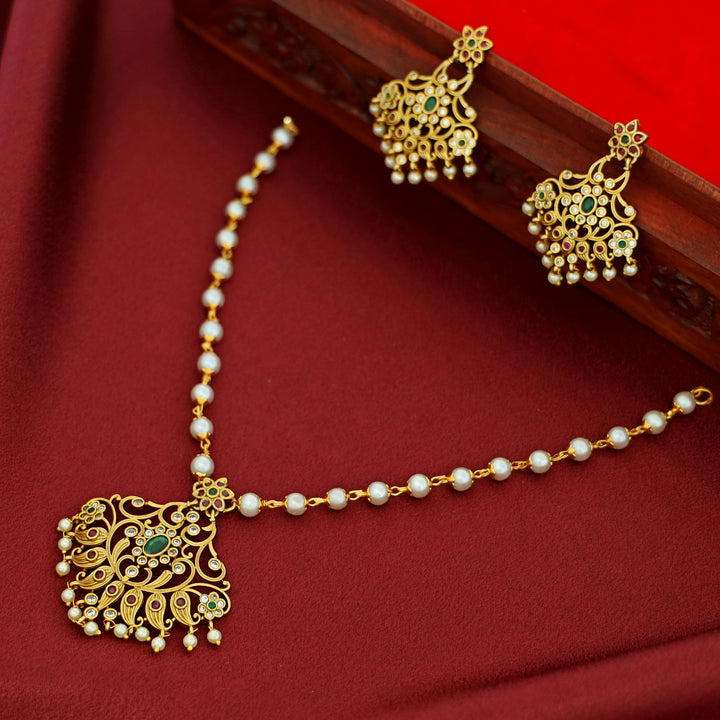 Kabini Pearl Flower Short Neckpiece With Earring