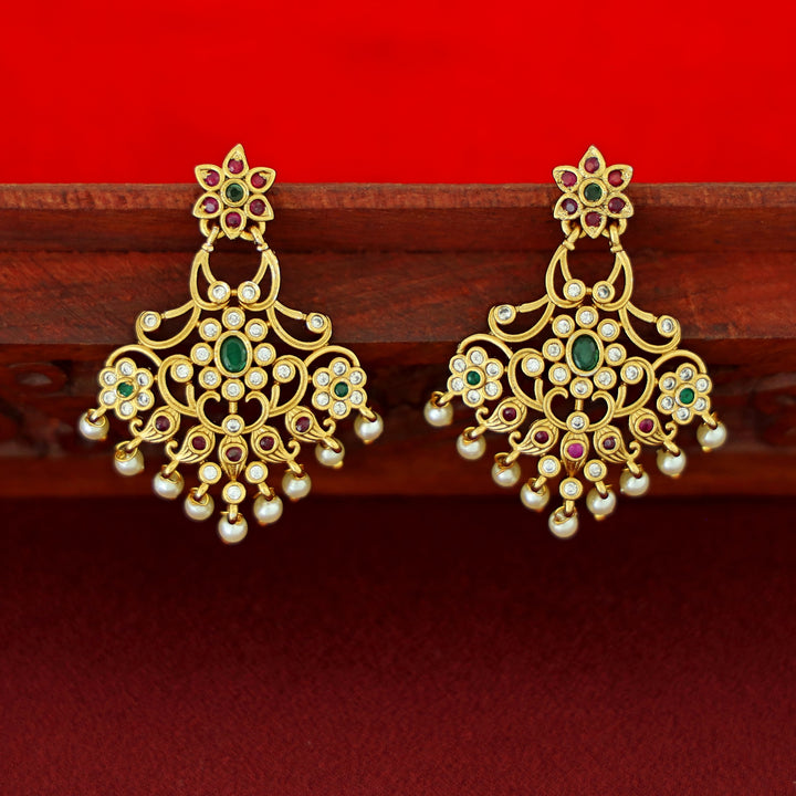 Kabini Pearl Flower Short Neckpiece With Earring