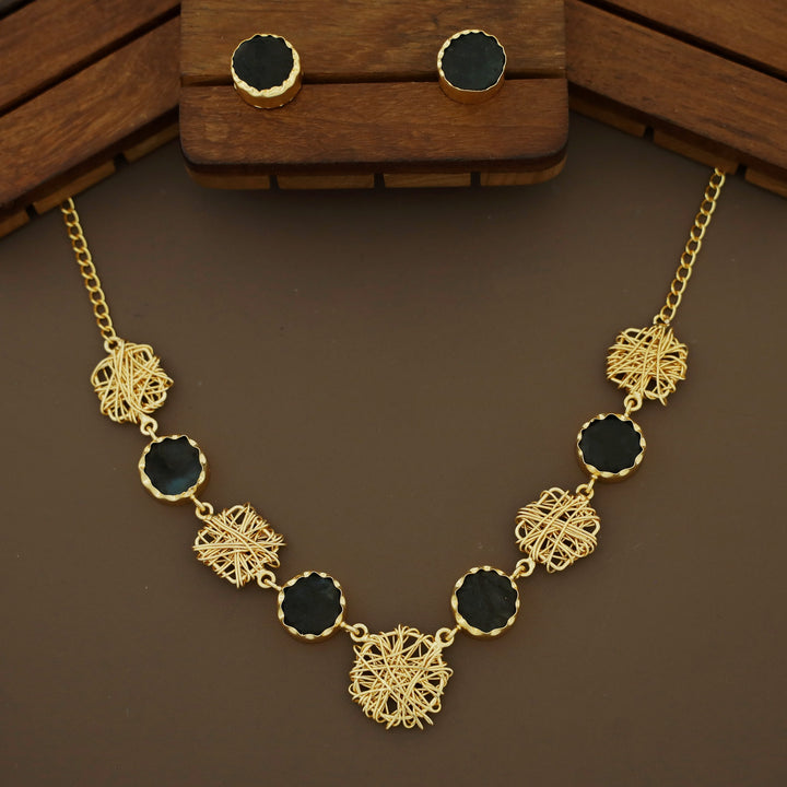 Monica Wired Circle + Square Raw Stone Short Neckpiece With Stud