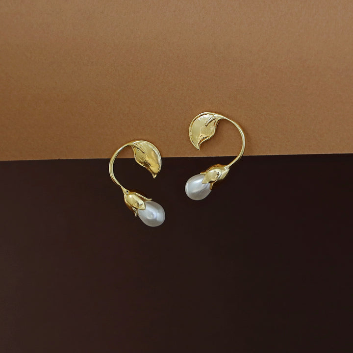 Golden Curvy Floral Leaf Pearl Earring