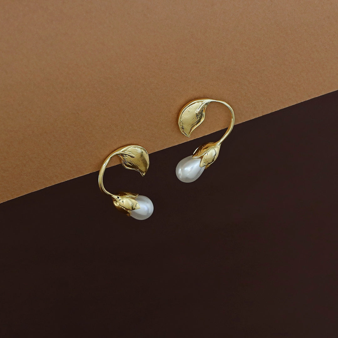 Golden Curvy Floral Leaf Pearl Earring