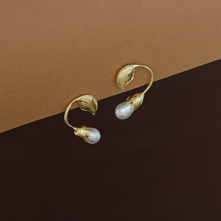 Golden Curvy Floral Leaf Pearl Earring