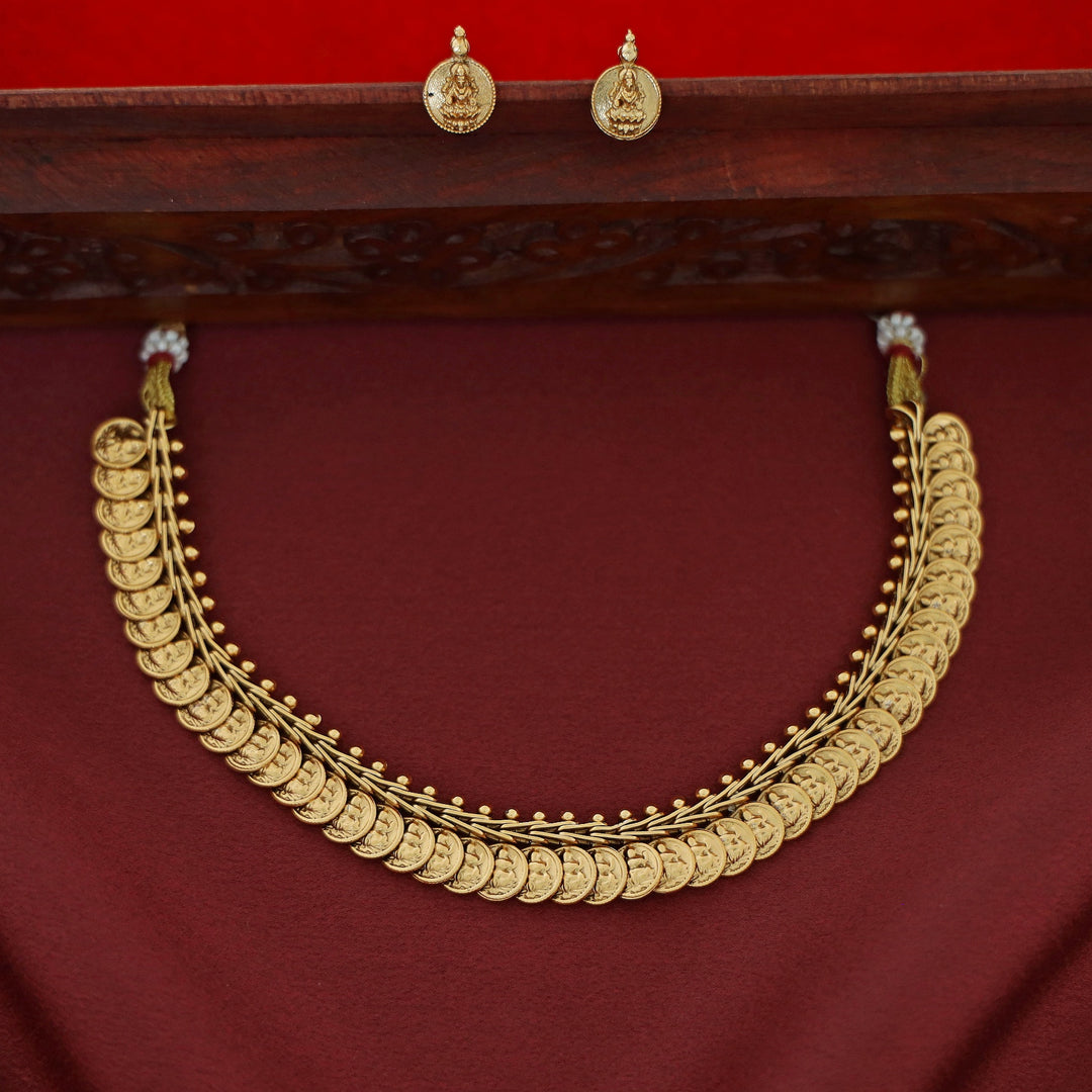 Sathyabhama Devi Overlapping Mini Kashi Short Neckpiece With Stud