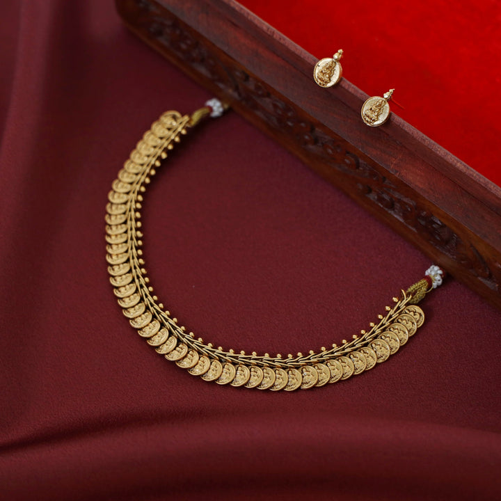 Sathyabhama Devi Overlapping Mini Kashi Short Neckpiece With Stud