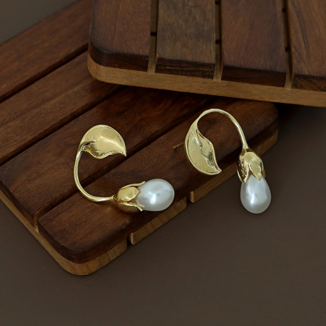 Golden Curvy Floral Leaf Pearl Earring