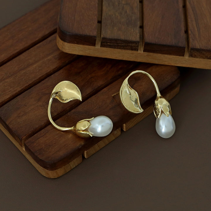 Golden Curvy Floral Leaf Pearl Earring