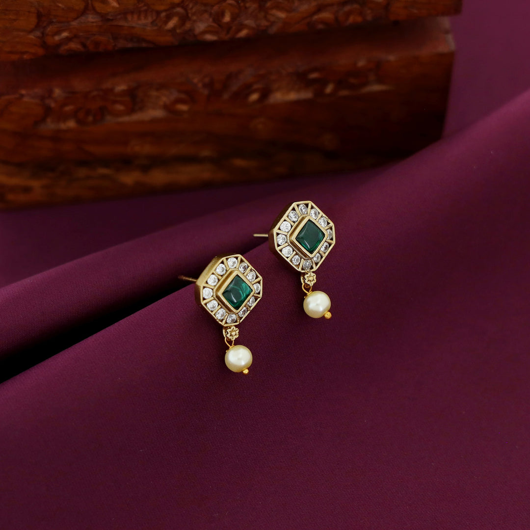 Ditya Mini Diamond Kemp Stone Pearl Earring