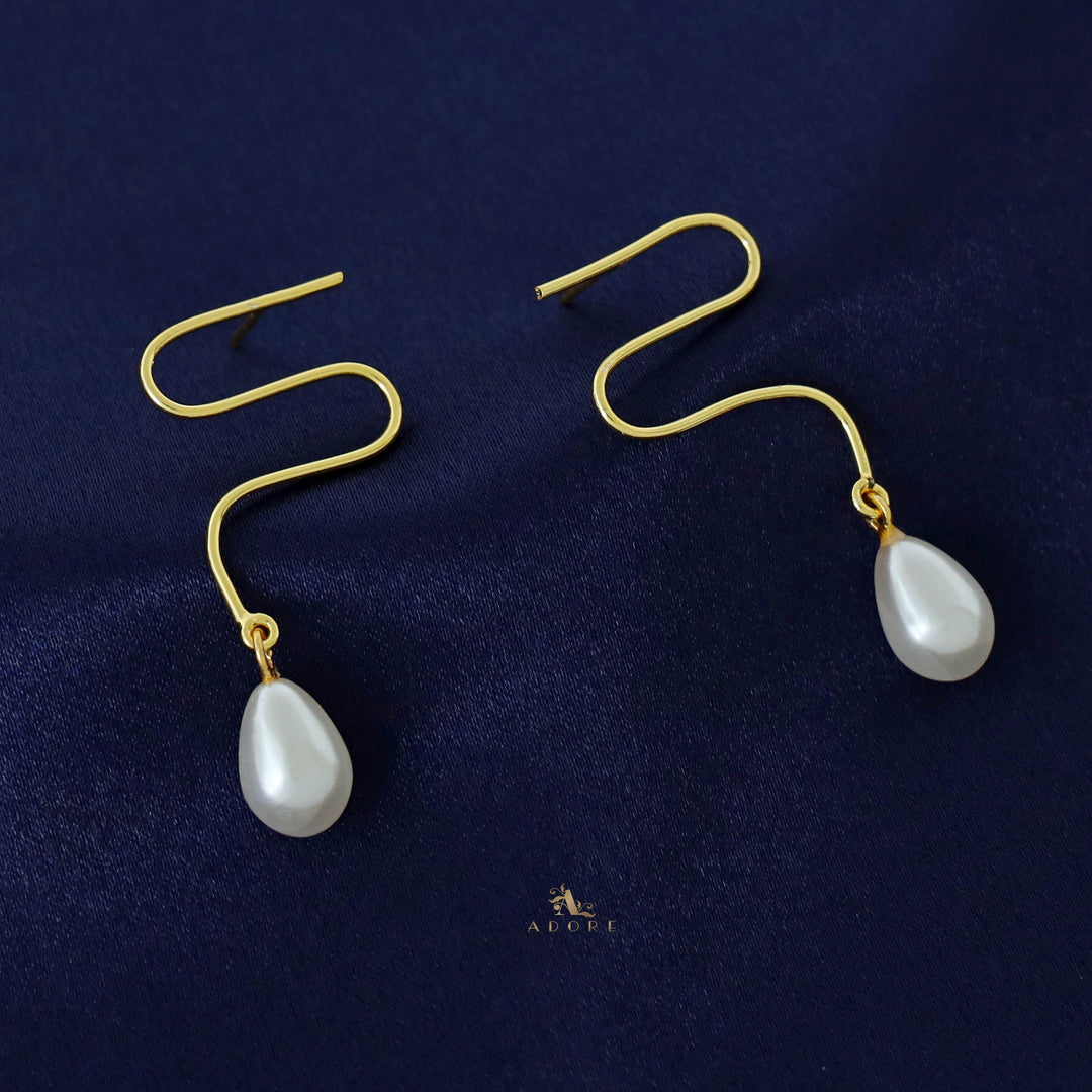 Golden Curvy Way Pearl Earring
