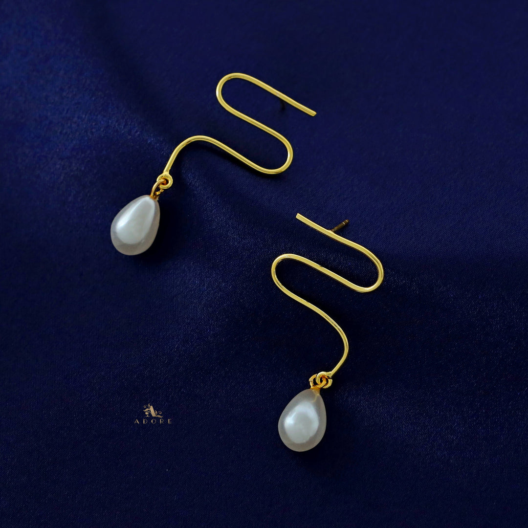 Golden Curvy Way Pearl Earring