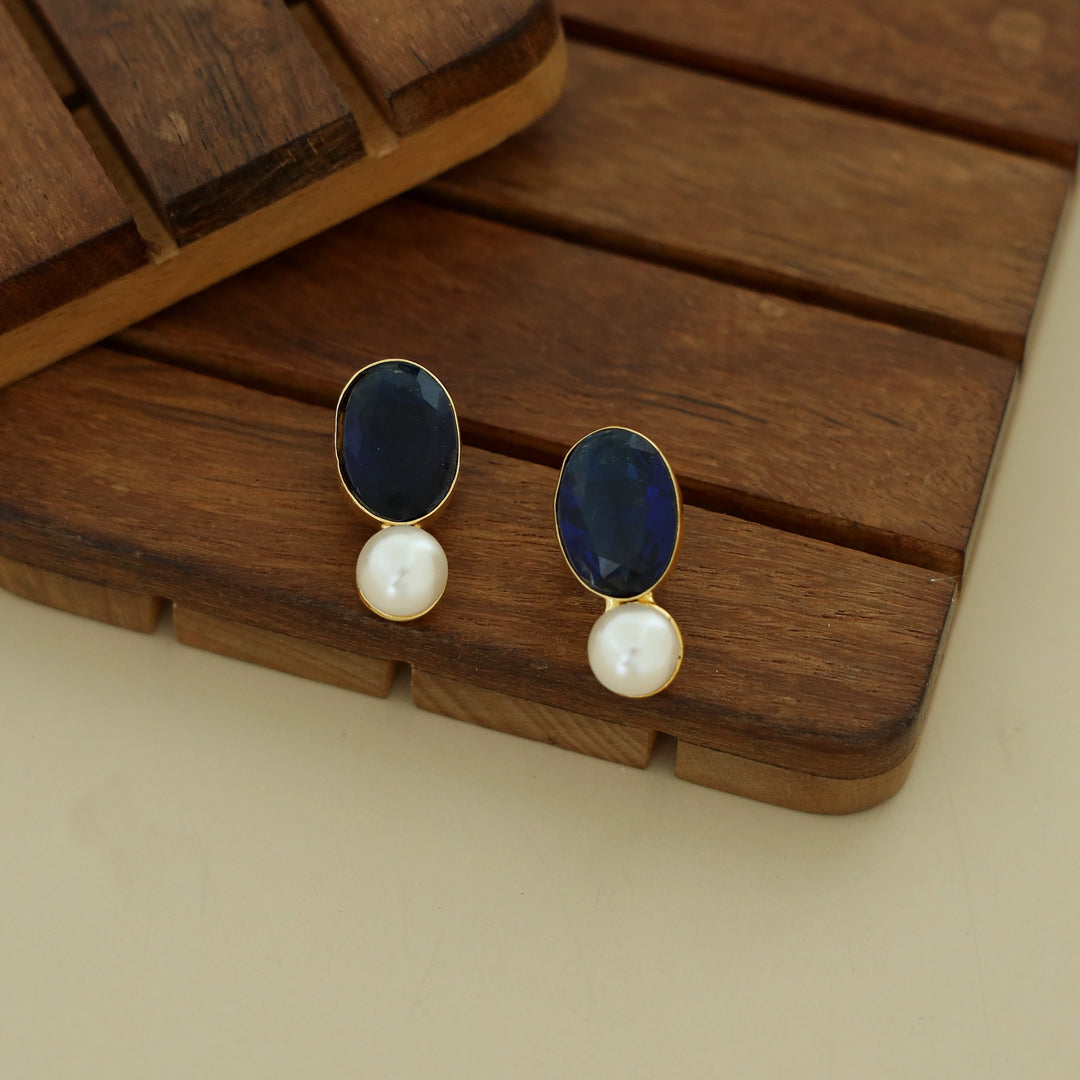 Laney Golden Oval Glossy Stone Pearl Earring