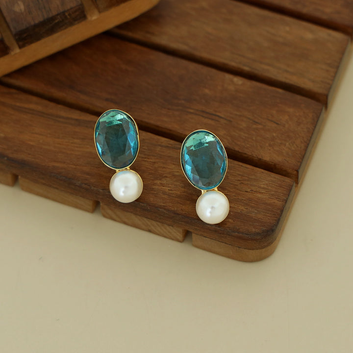 Laney Golden Oval Glossy Stone Pearl Earring