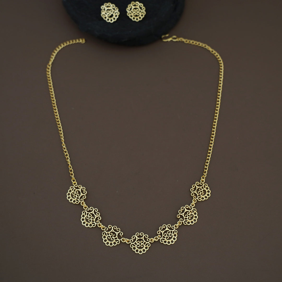 Golden Niralika Filigree Short Neckpiece/Choker with Earring