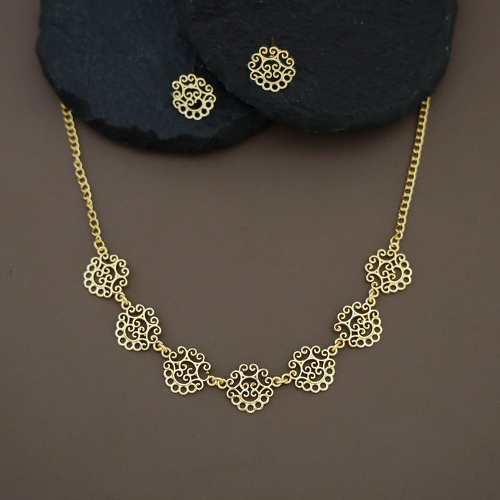 Golden Niralika Filigree Short Neckpiece/Choker with Earring