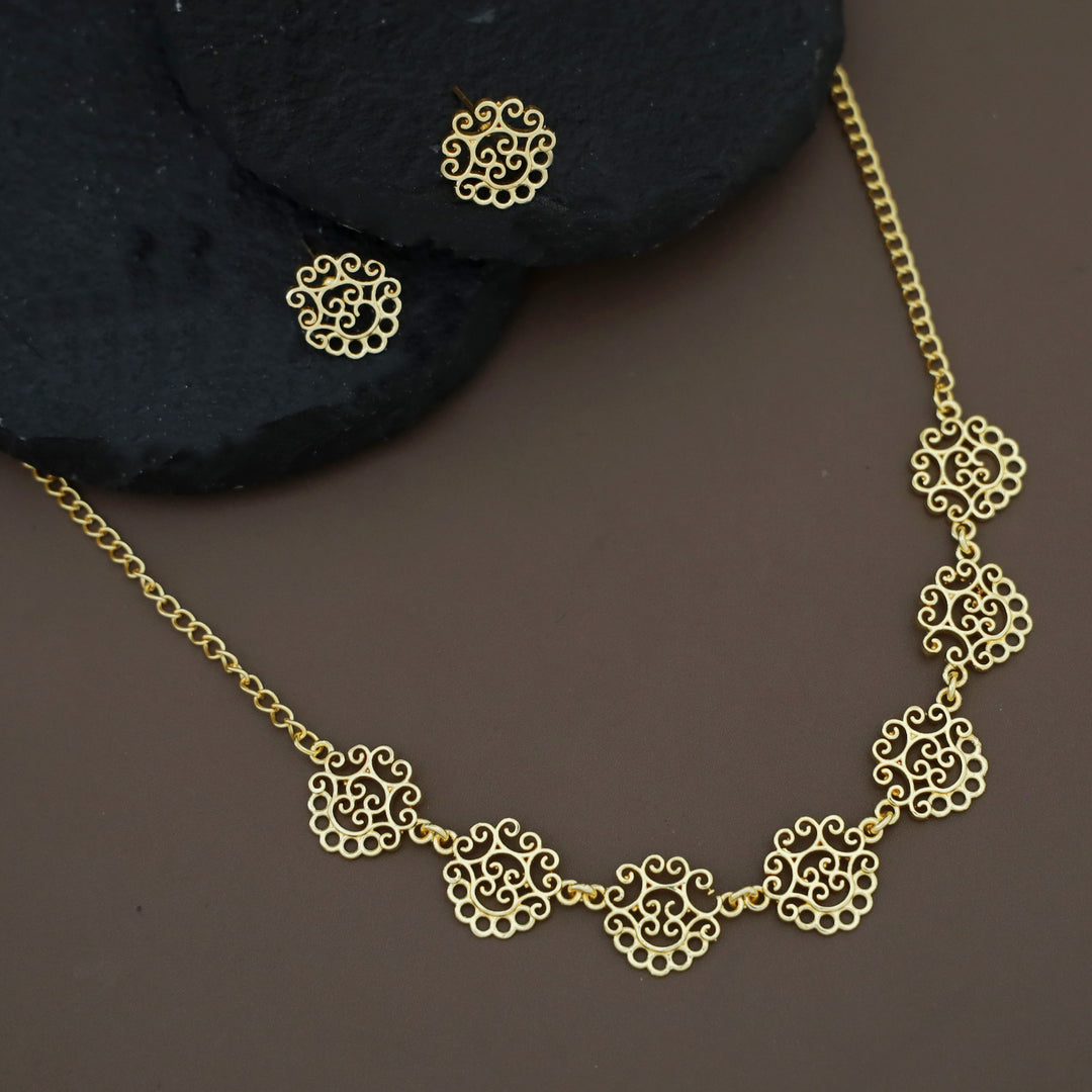 Golden Niralika Filigree Short Neckpiece/Choker with Earring