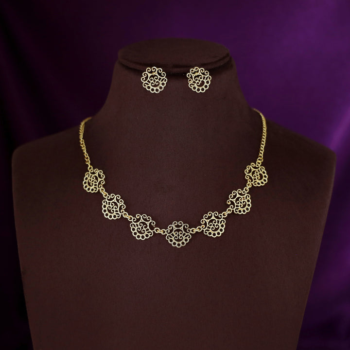 Golden Niralika Filigree Short Neckpiece/Choker with Earring