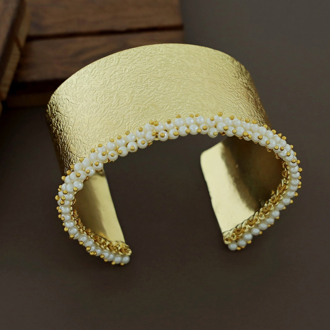 Anupa Cluster Pearl Hand Cuff