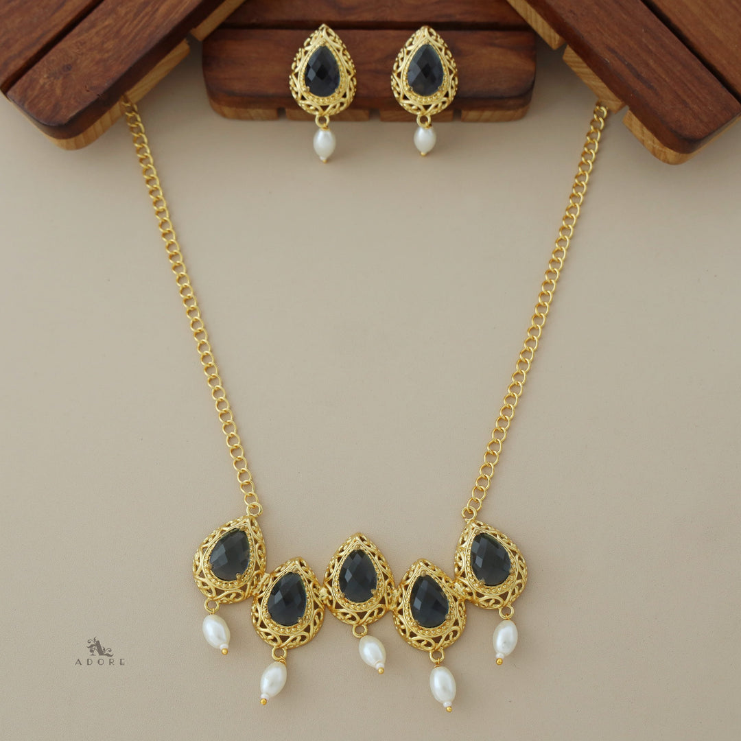 Penta Dew Drop Glossy Pearl Neckpiece with Earring