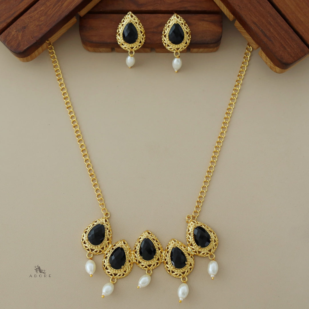 Penta Dew Drop Glossy Pearl Neckpiece with Earring
