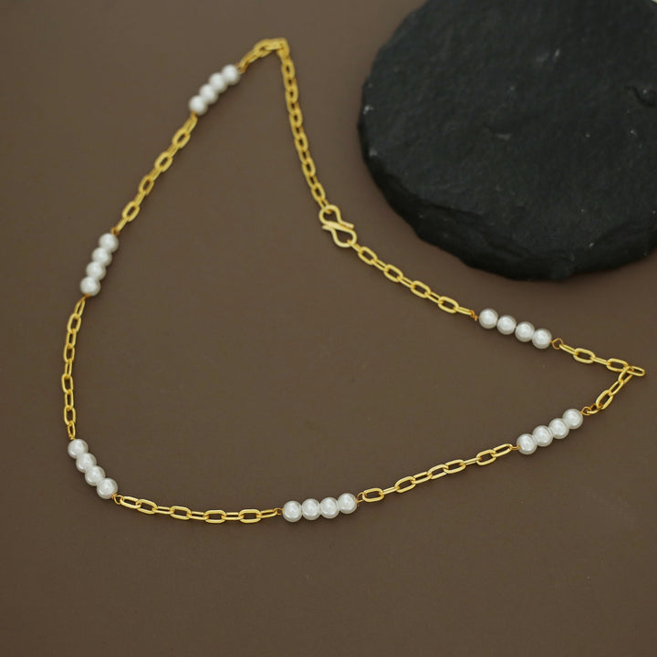 Eila Tetra Pearl Chain Neckpiece