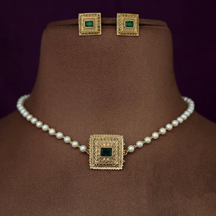 Avarnika 1 Layer Pearl Short Neckpiece With Earring