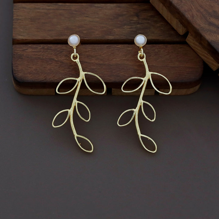 Amara Golden Leafy Pearl Earring