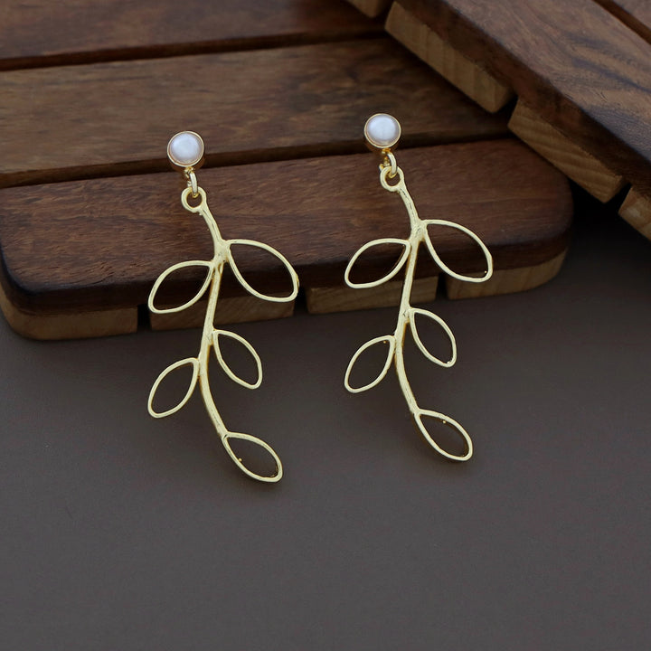 Amara Golden Leafy Pearl Earring