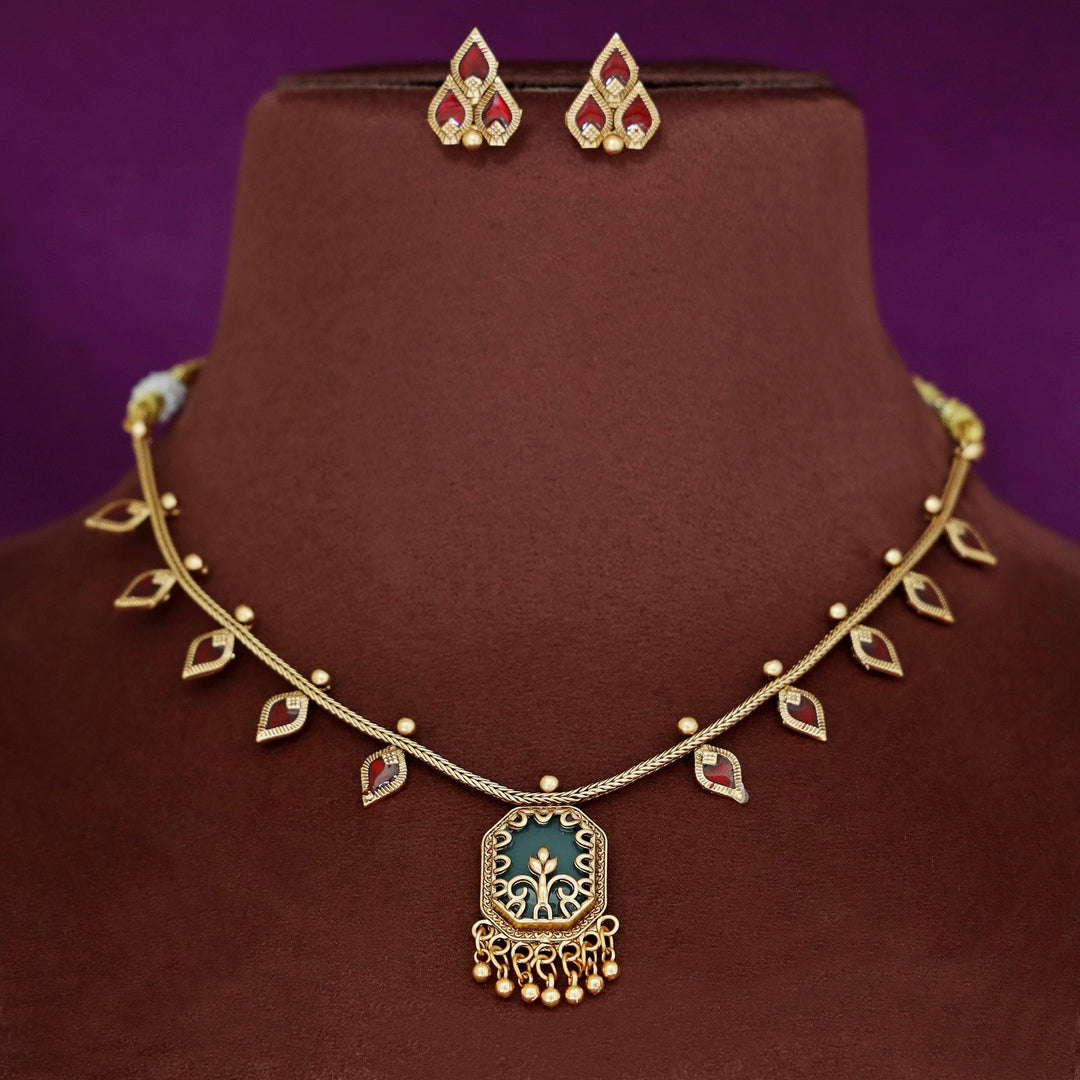 Sharvani Palakka Neckpiece With Earring