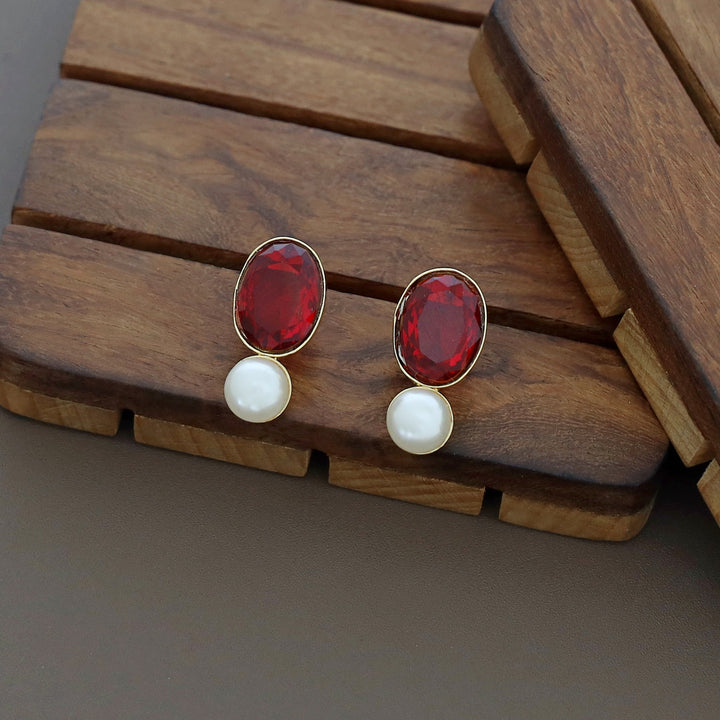 Laney Golden Oval Glossy Stone Pearl Earring