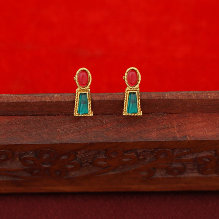 Tanmaya Kemp Stone Short Neckpiece With Earring