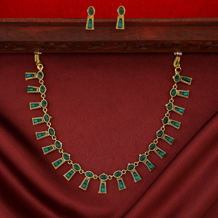 Tanmaya Kemp Stone Short Neckpiece With Earring