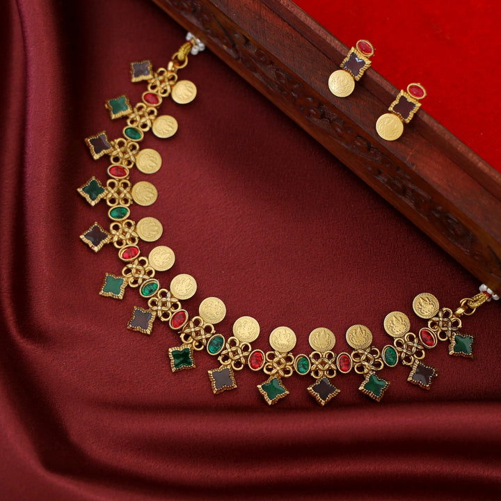 Adhitri Kemp Stone Kashi Choker/Short Neckpiece With Earring