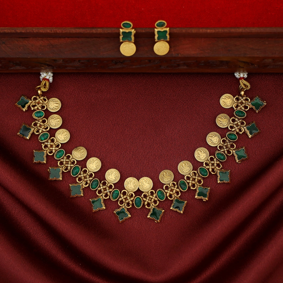 Adhitri Kemp Stone Kashi Choker/Short Neckpiece With Earring