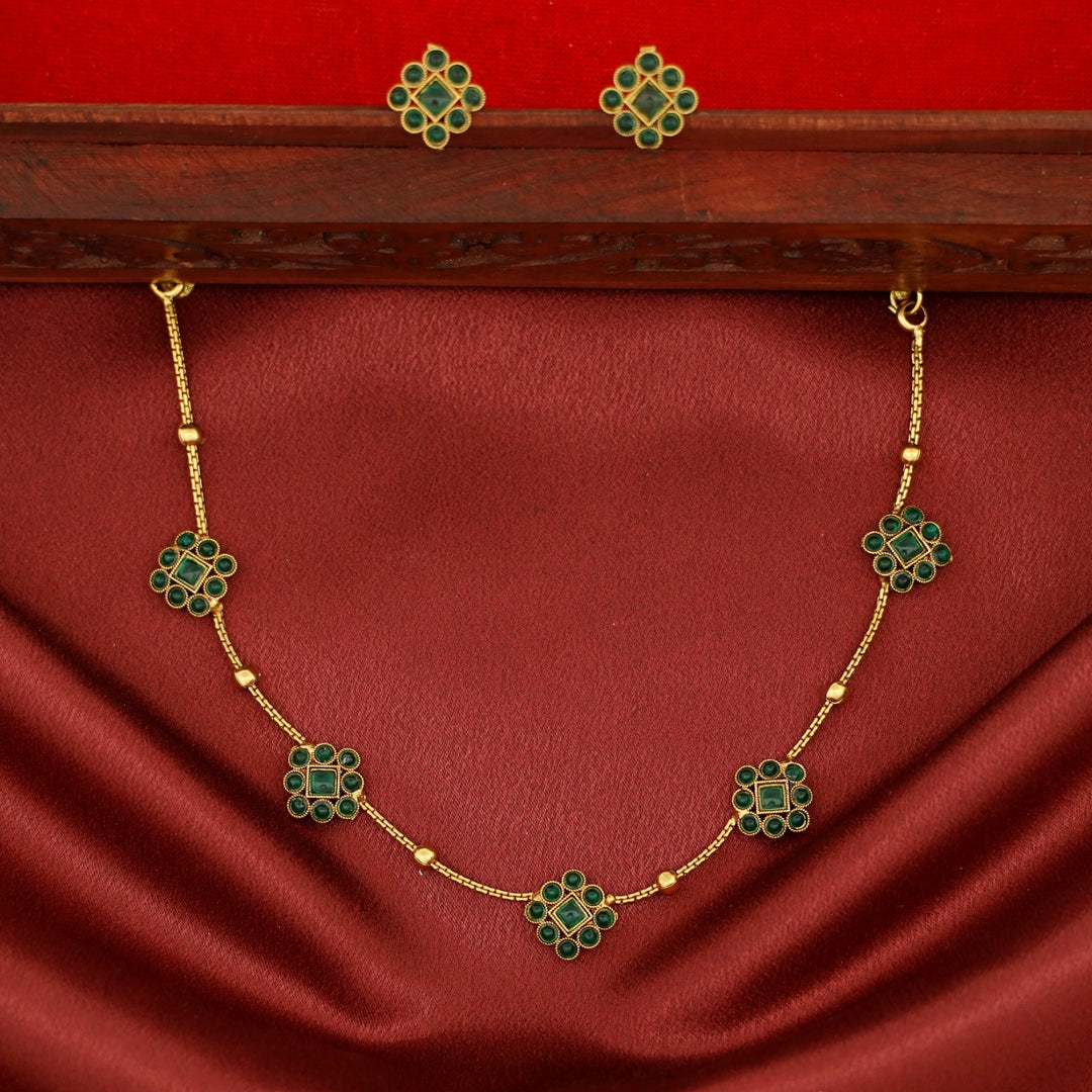 Shakti 5 Diamond Ball Short Neckpiece With Stud