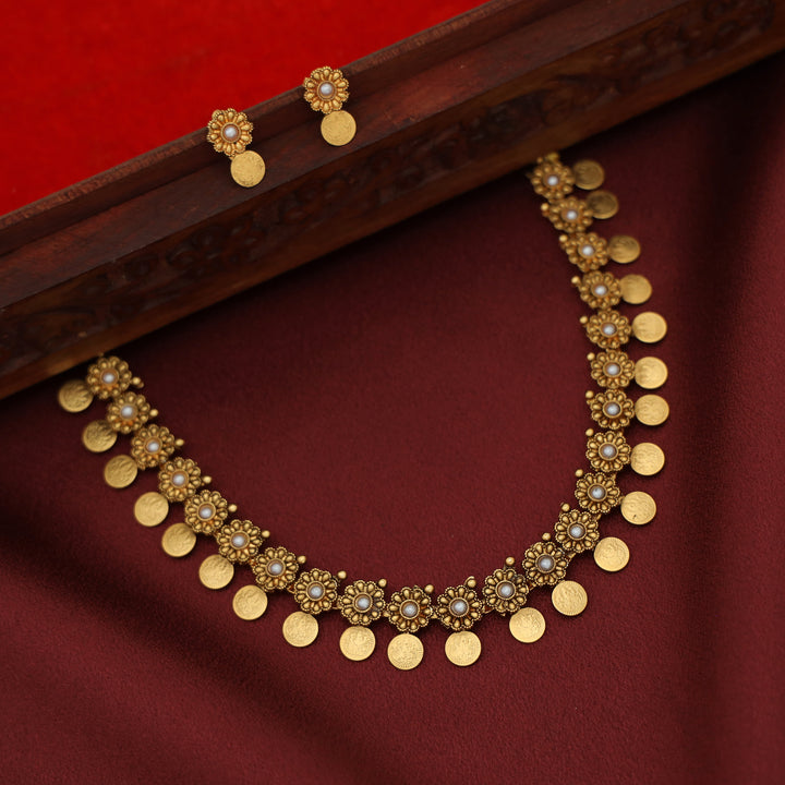 Ishwari Floral Kashi Short Neckpiece With Earring