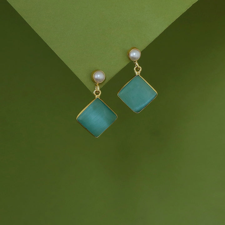 Sonia Golden Pearl Earring