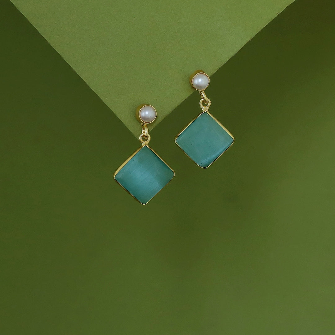 Sonia Golden Pearl Earring