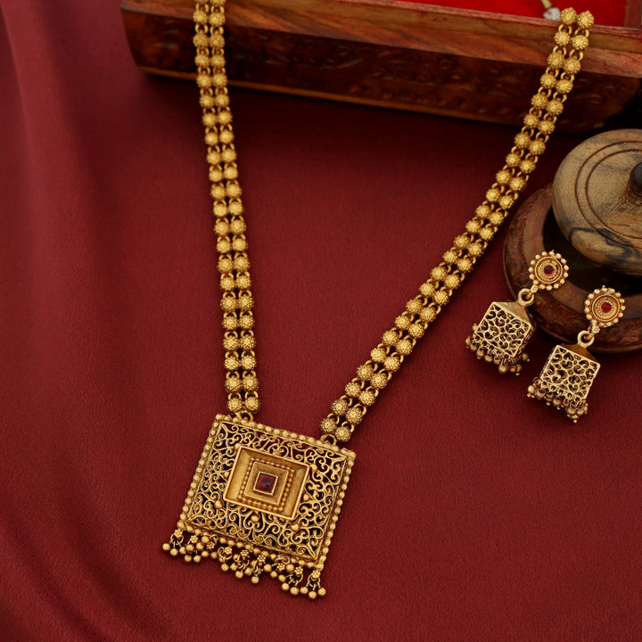 Aagarna Long Haram With Earring