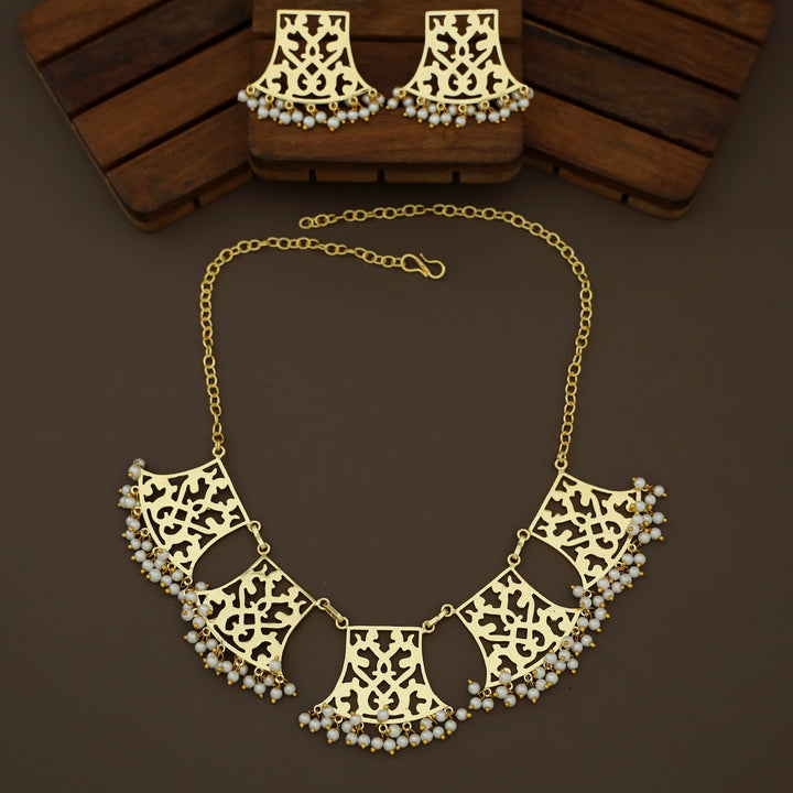 Vivia Golden FilIgree Cluster Pearl Short Neckpiece With Earring