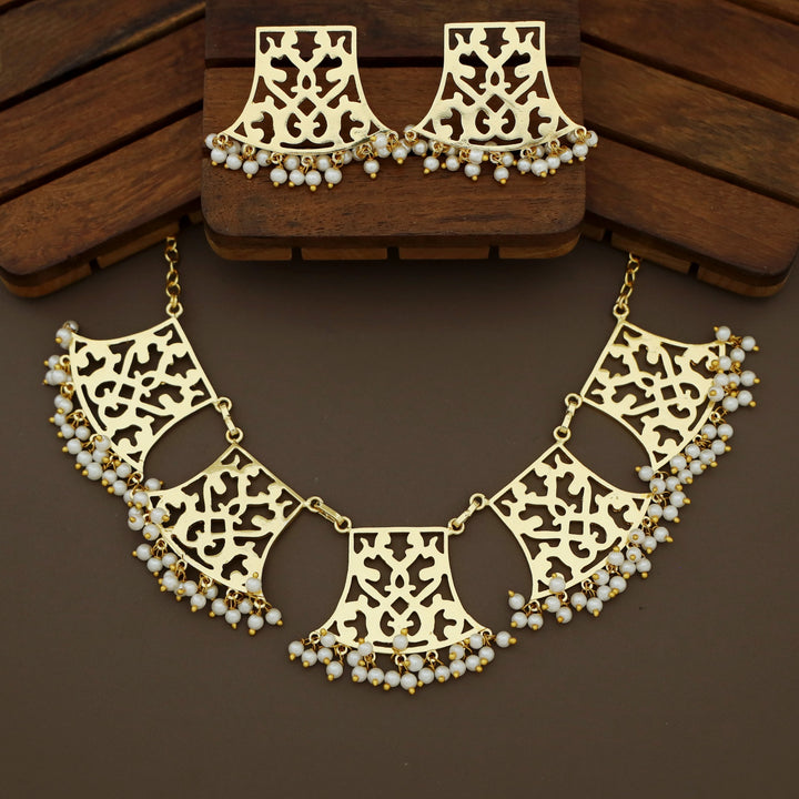 Vivia Golden FilIgree Cluster Pearl Short Neckpiece With Earring