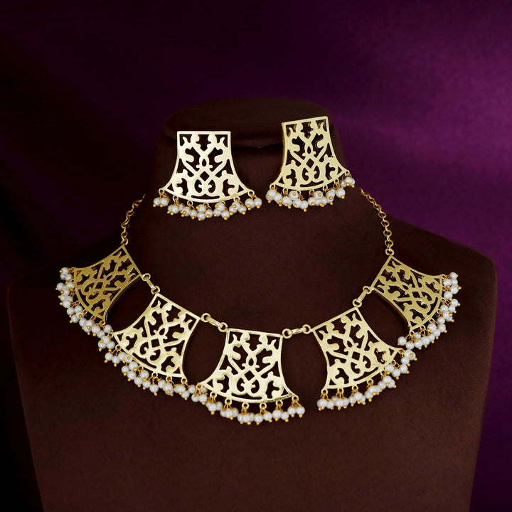 Vivia Golden FilIgree Cluster Pearl Short Neckpiece With Earring