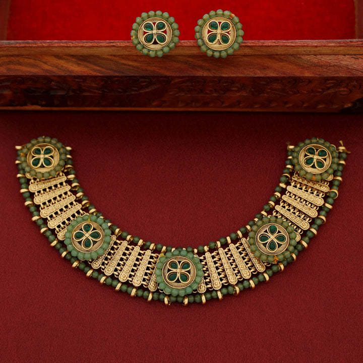 Malavika Beaded Kemp Short Neckpiece With Stud