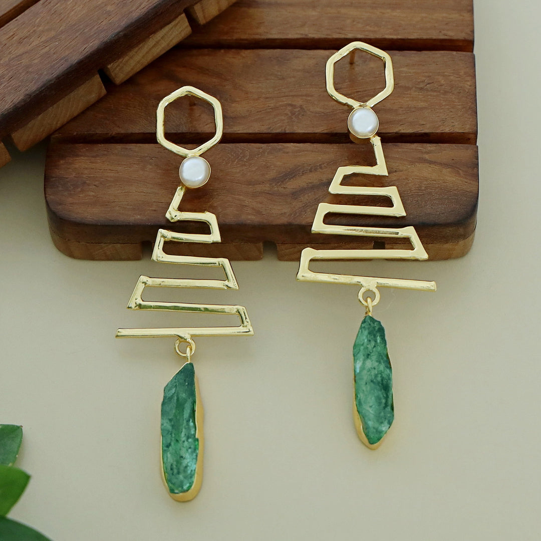 Tannu Zigzag Pearl Dyed Stone Earring
