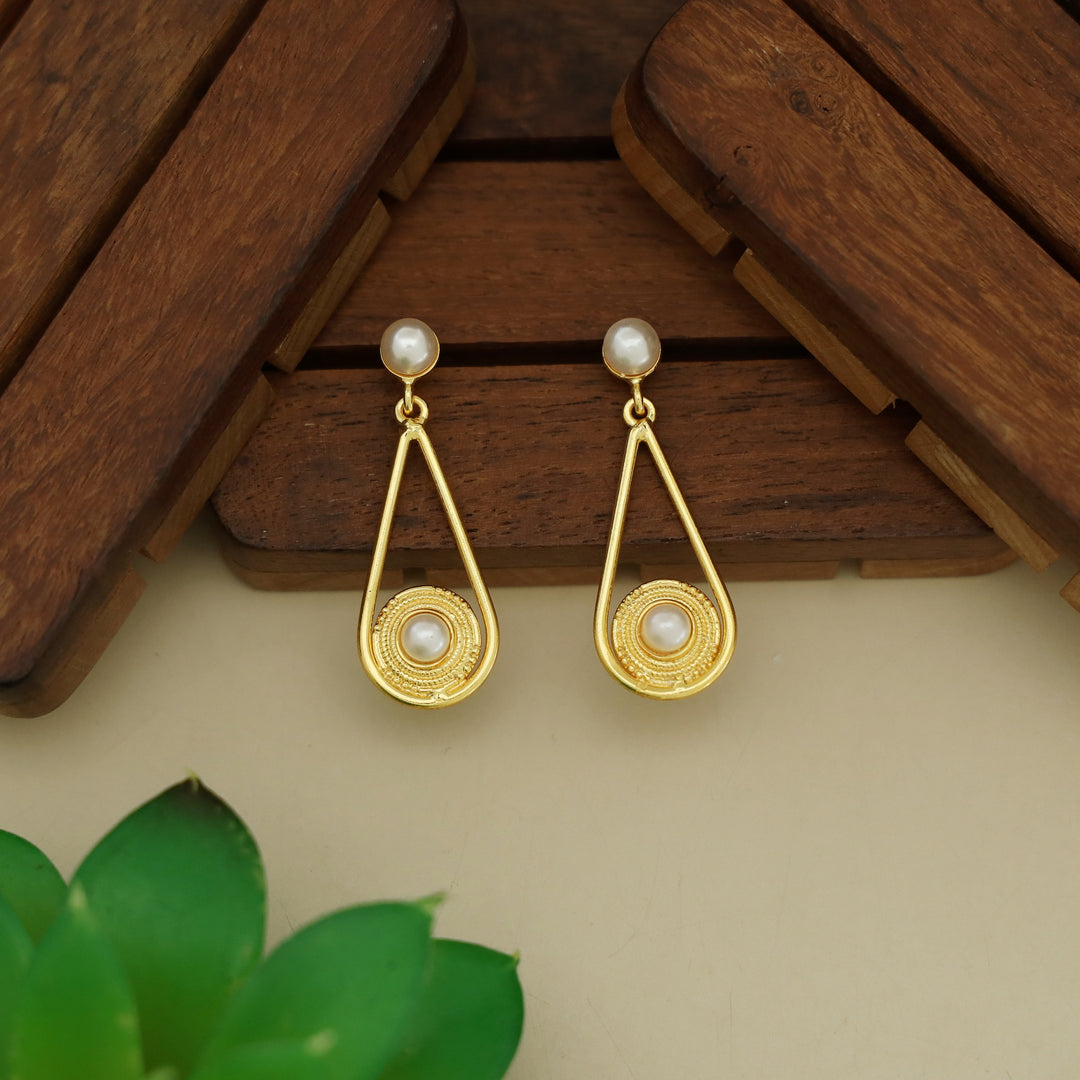 Ginny Golden Swing Pearl Glossy Earring