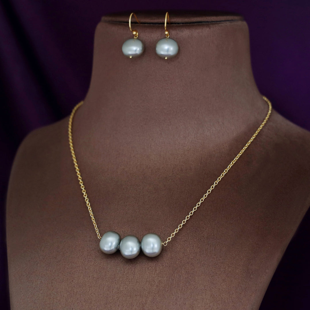 Golden Afroza Tri Pearl Neckpiece With Drop