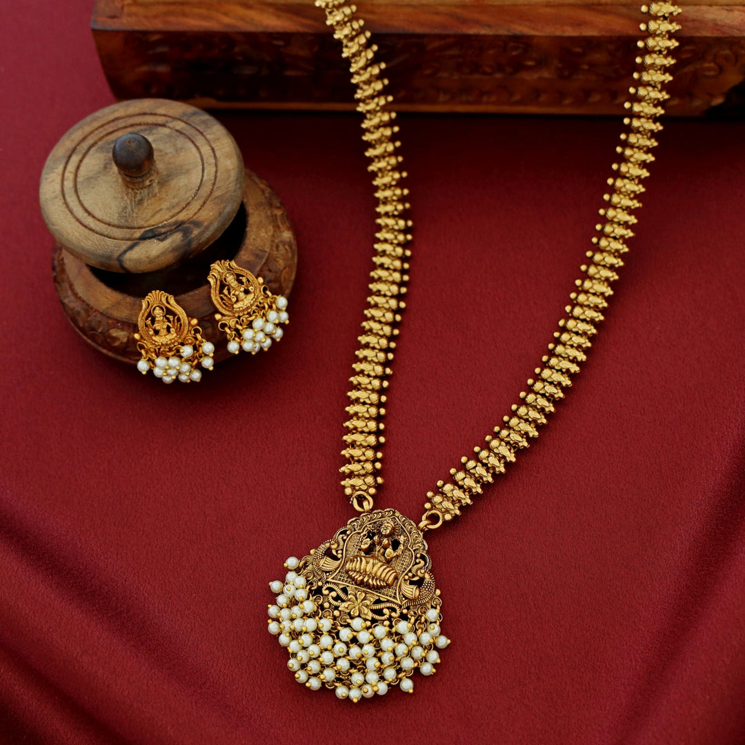 Hamsini Lekshmi Cluster Pearl Long Haram Neckpiece With Earring