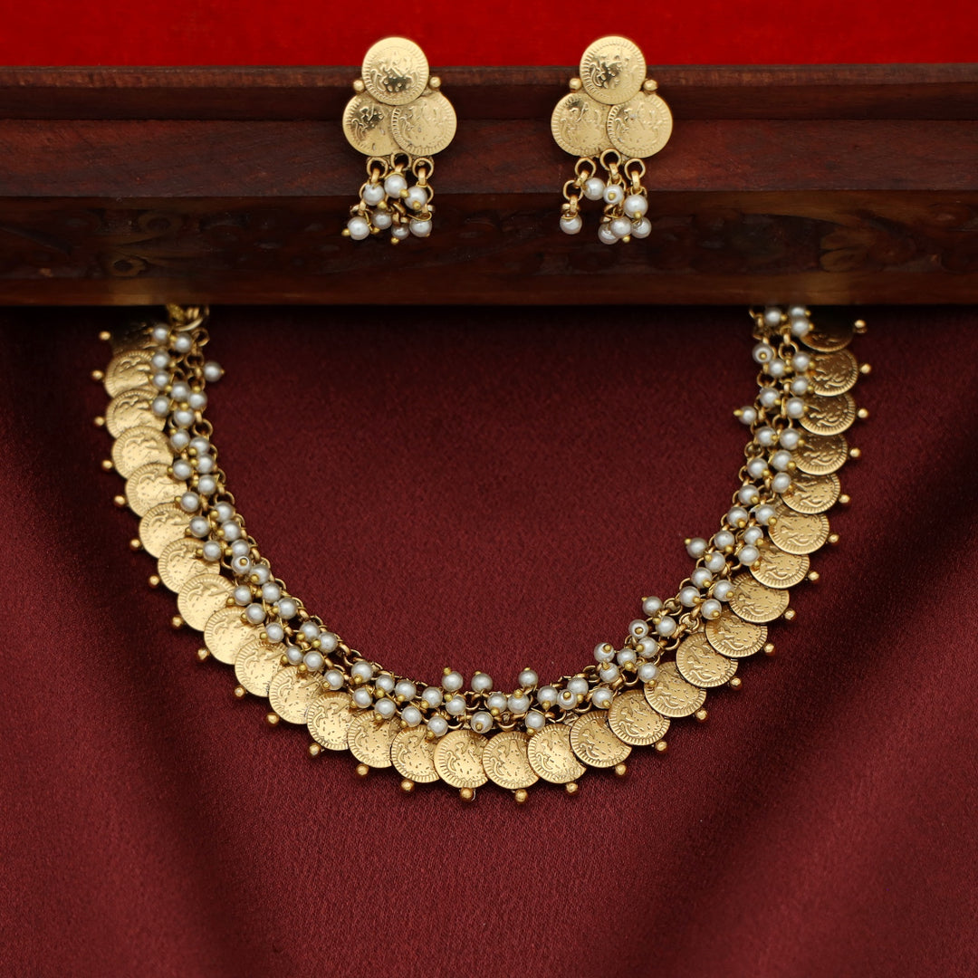 Miraaya Cluster Pearl Beaded Kashi Short Neckpiece With Earring