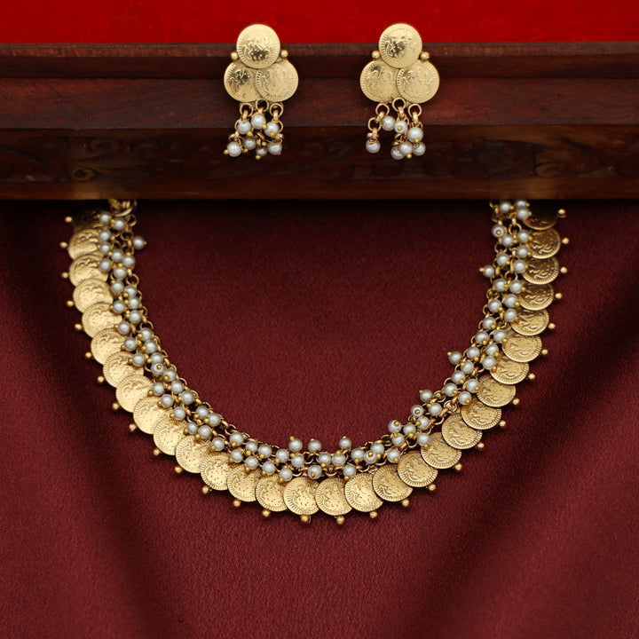 Miraaya Cluster Pearl Beaded Kashi Short Neckpiece With Earring