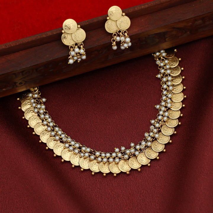 Miraaya Cluster Pearl Beaded Kashi Short Neckpiece With Earring