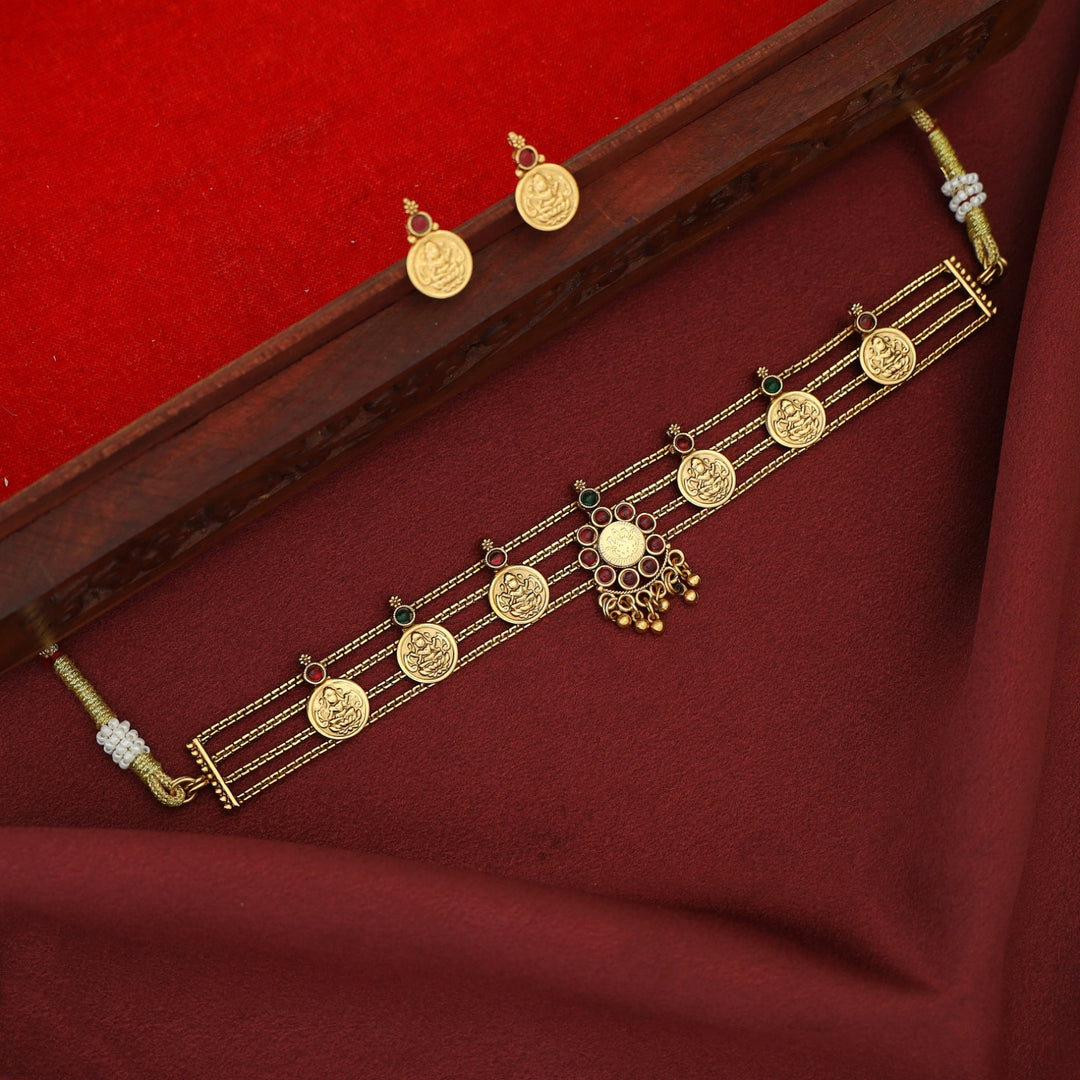 Samudra Pradvi 4 Layer Kashi Choker With Stud